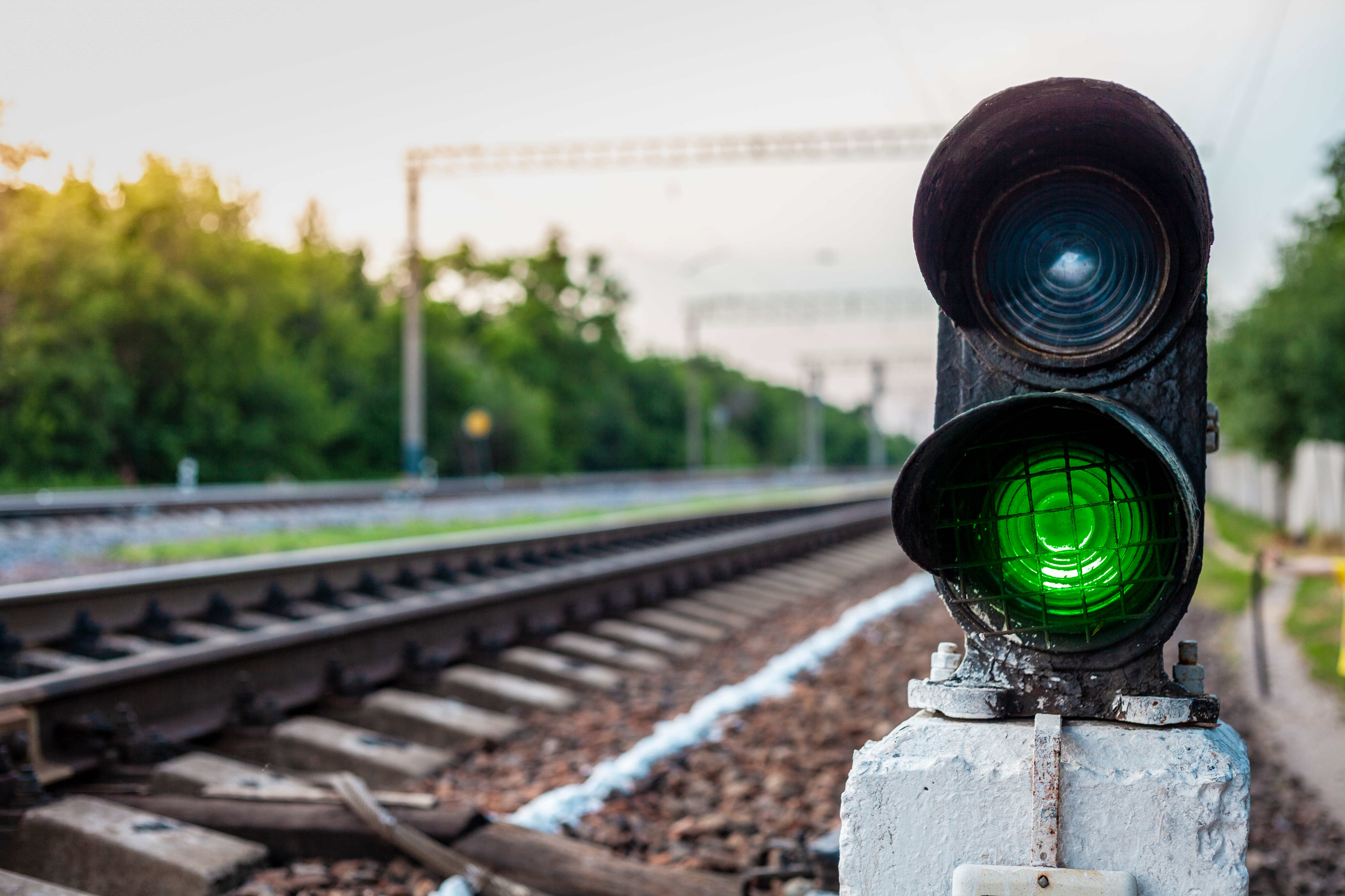 RNA messages that are all set to be read by cellular machinery to make a protein contain ‘start’ signals like a green traffic light. When CAG repeat containing RNAs are edited during splicing, start signals can be incorrectly cut and pasted to the CAG repeat, causing more abnormal proteins to be made from the RNA message than normal.